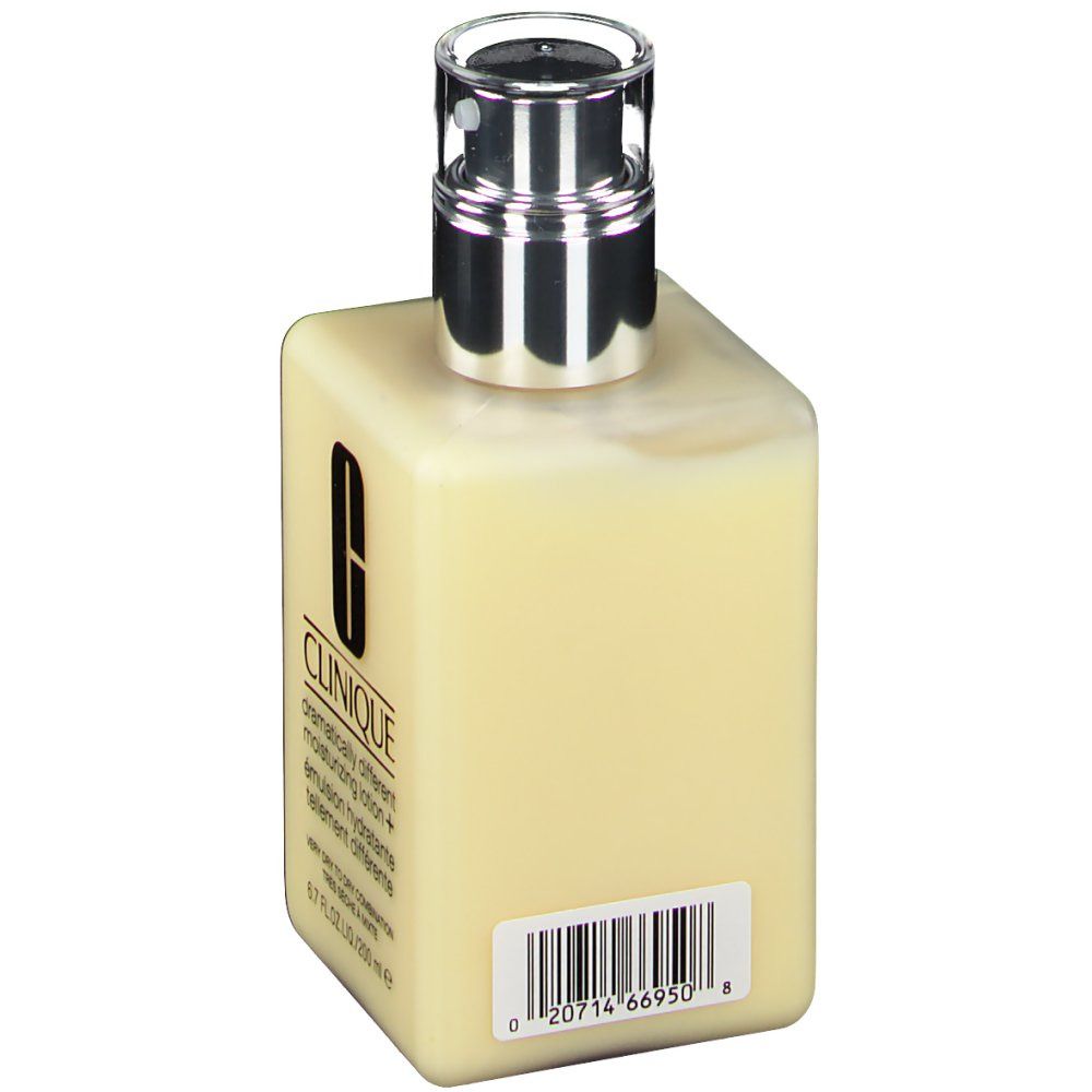Flacon de lotion beige avec pompe argentée. Inscription CLINIQUE et nom du produit. Code-barres en bas.