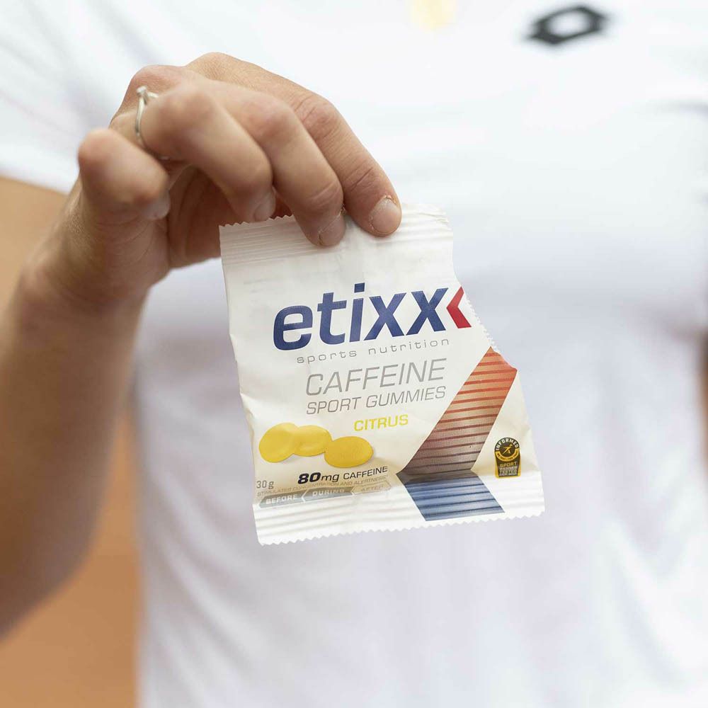 Etixx Caffeine Sport Gummies. Enkele verpakking in de hand. 80mg cafeïne, citrus. Sportcertificering.
