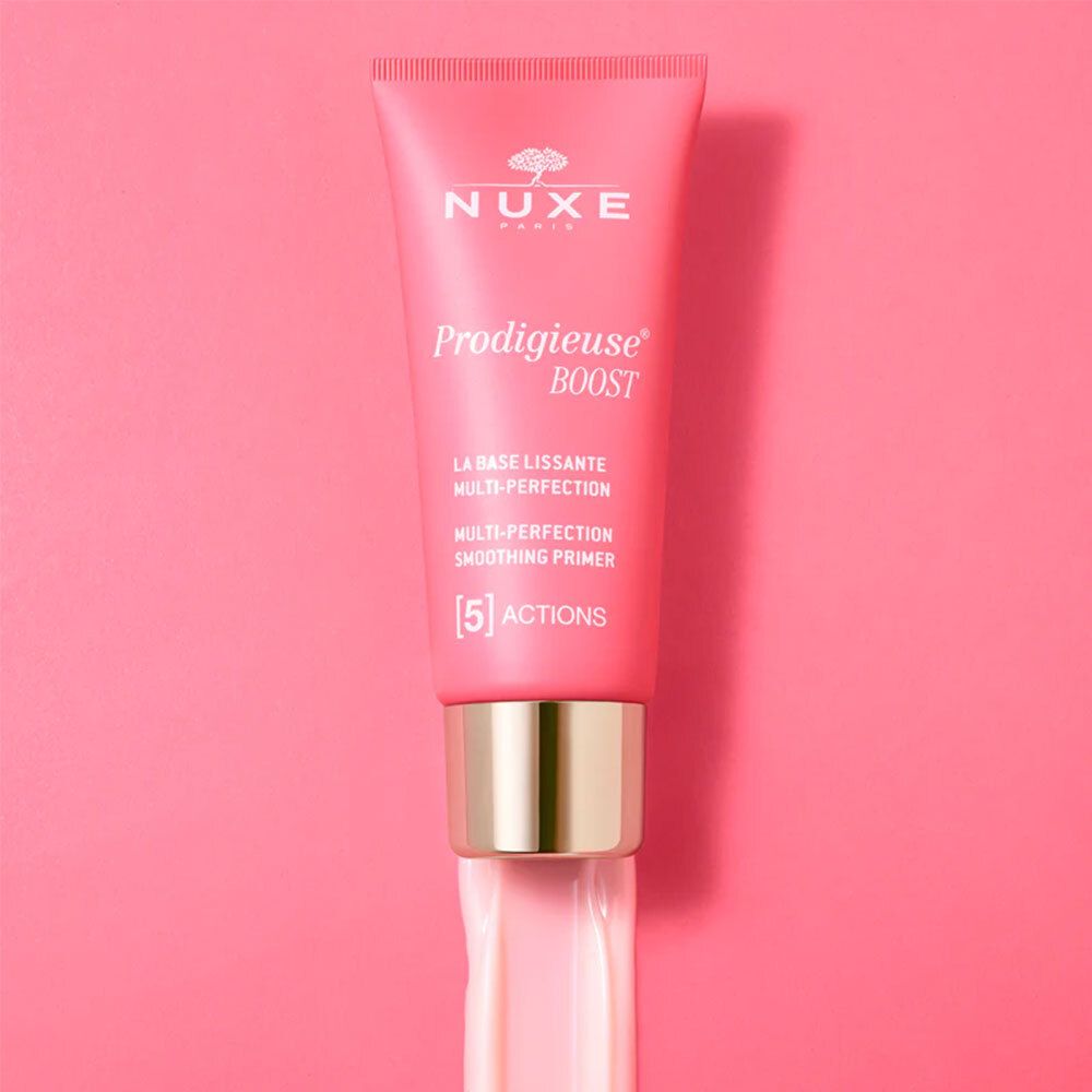Rosa Tube mit goldfarbenem Verschluss. Aufschrift: NUXE, Prodigieuse Boost, Multi-Perfektion Smoothing Primer, 5 Actions. Creme-Ausfluss.