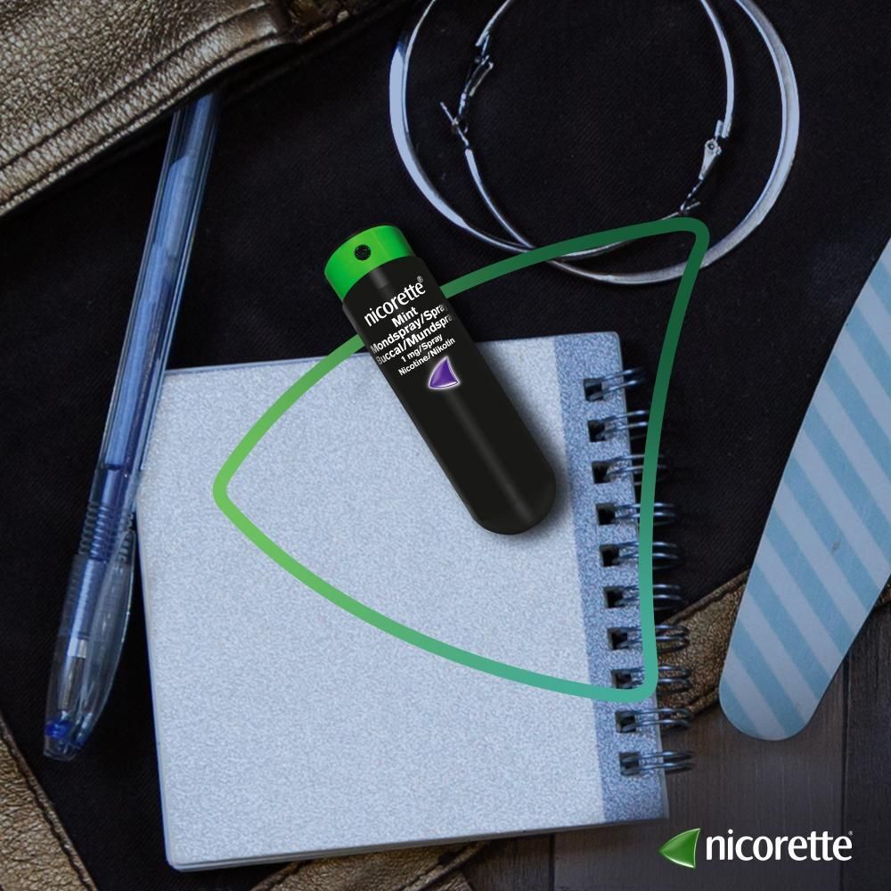 Nicorette Mint spray buccal et accessoires. Fond vert et blanc. Carnet, stylo.