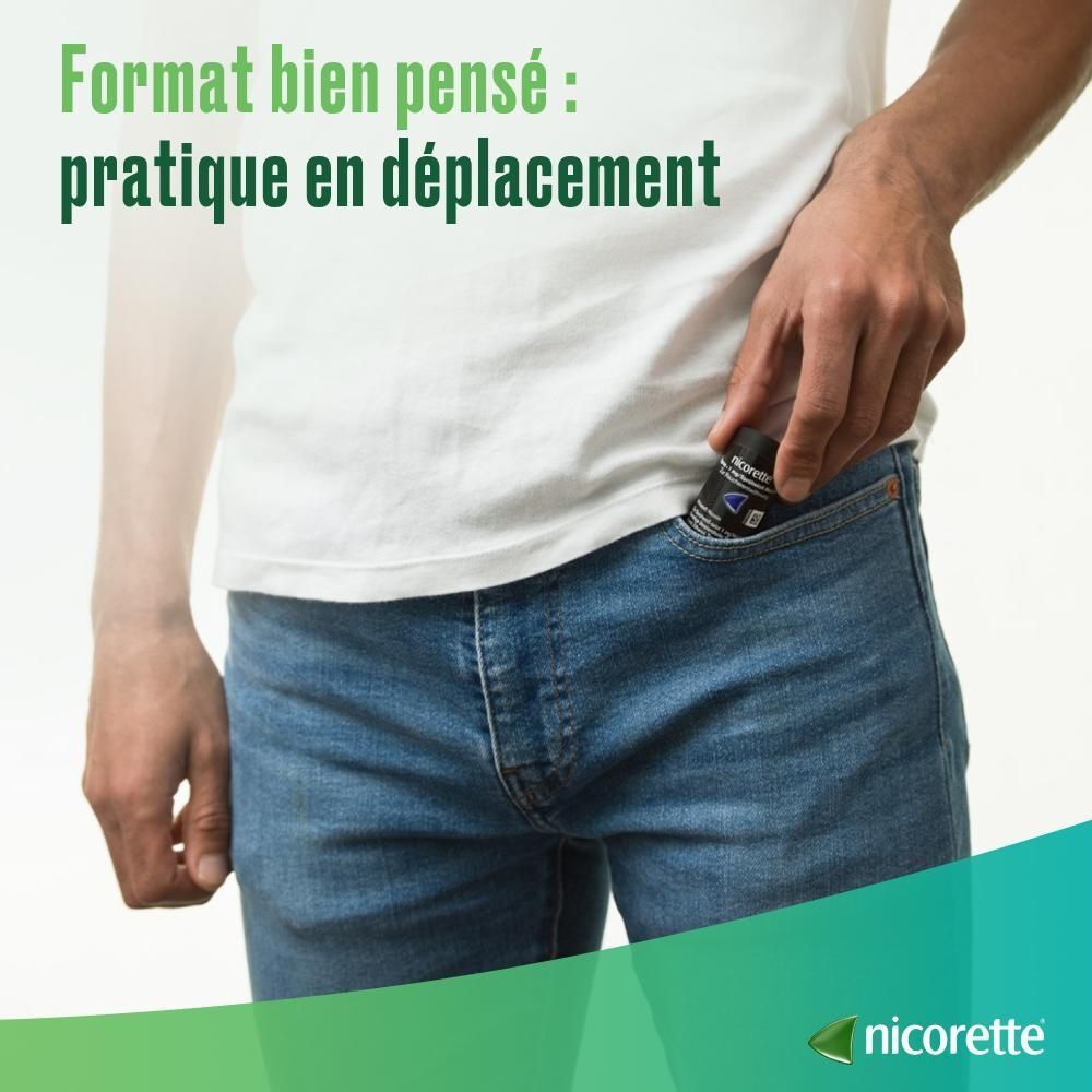 Homme avec Nicorette Mint spray buccal dans la poche. Fond vert et blanc.