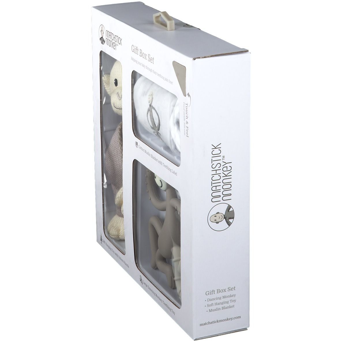 Cadeauset, zijaanzicht. Bevat een knuffel, een deken en een bijtring. De set is verpakt in een witte doos met handvat.