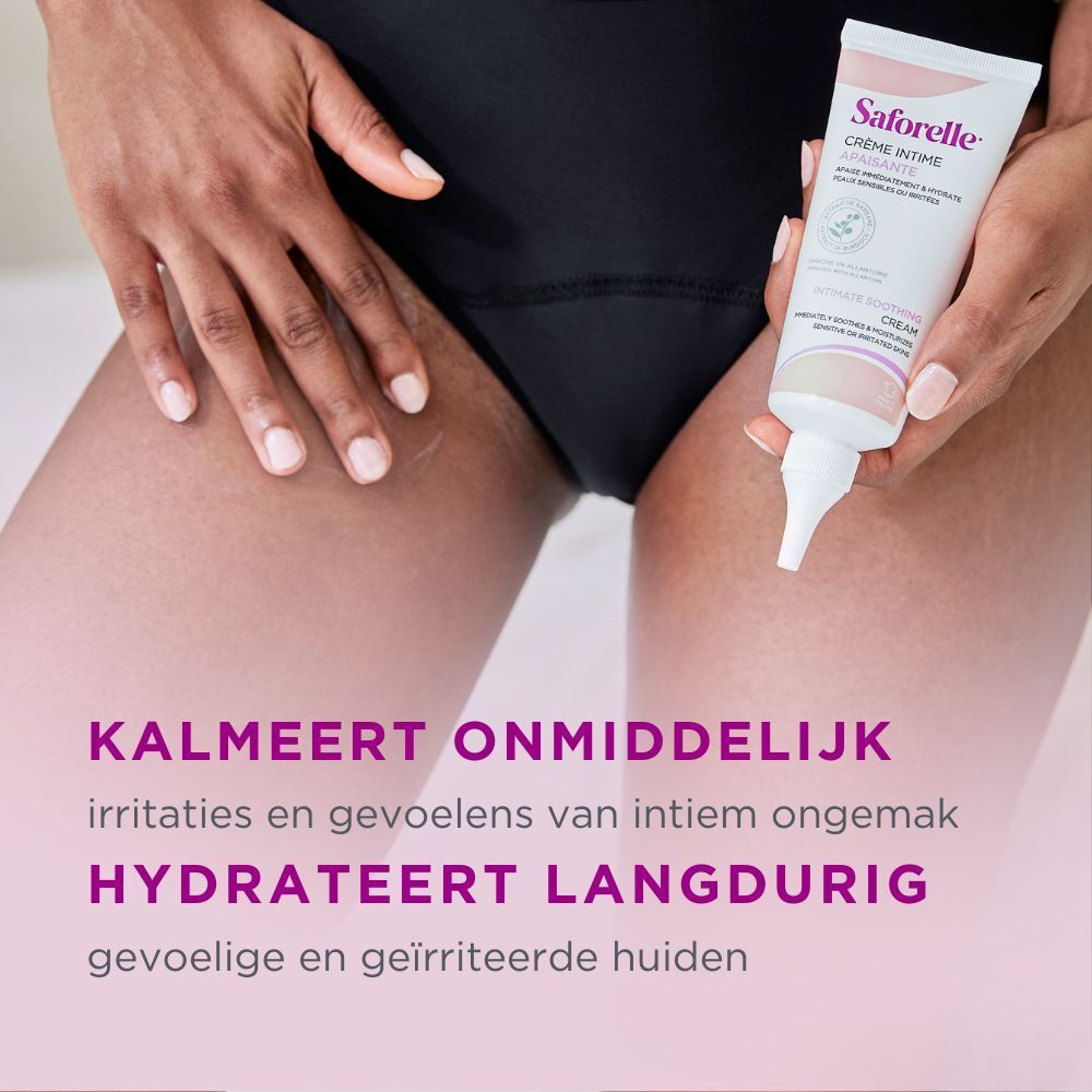 Hände halten Tube Saforelle Creme. Text: Beruhigt, hydratisiert. Intimbereich. Rosa Hintergrund.