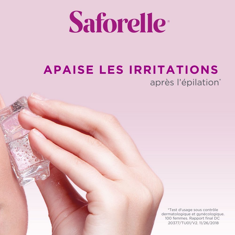 Main avec glaçon sur la peau. Texte: Apaise les irritations après l'épilation. Fond rose.