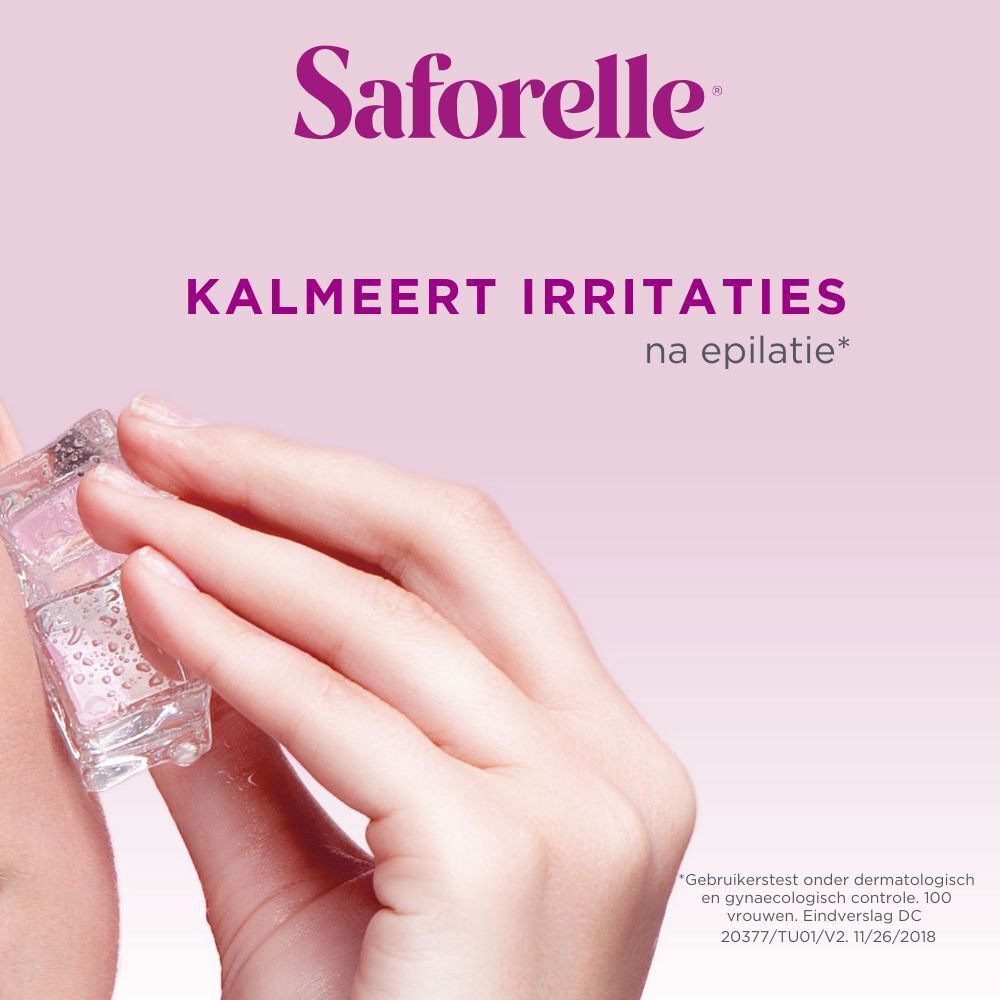 Hand mit Eiswürfel auf Haut. Text: Beruhigt Irritationen nach Epilation. Rosa Hintergrund.
