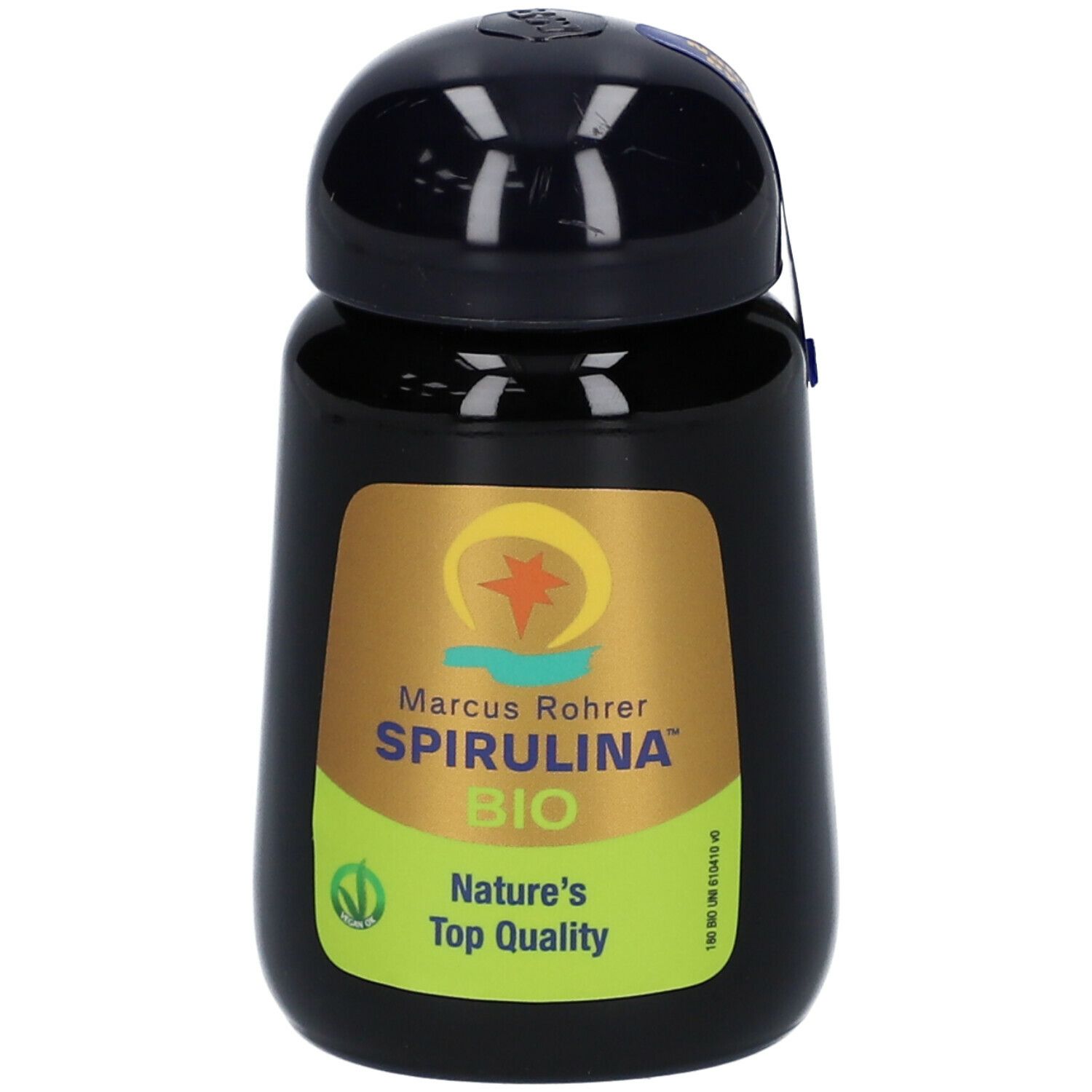 Schwarze Flasche mit goldfarbenem Etikett. Aufschrift: Marcus Rohrer Spirulina Bio. Grünes Logo.