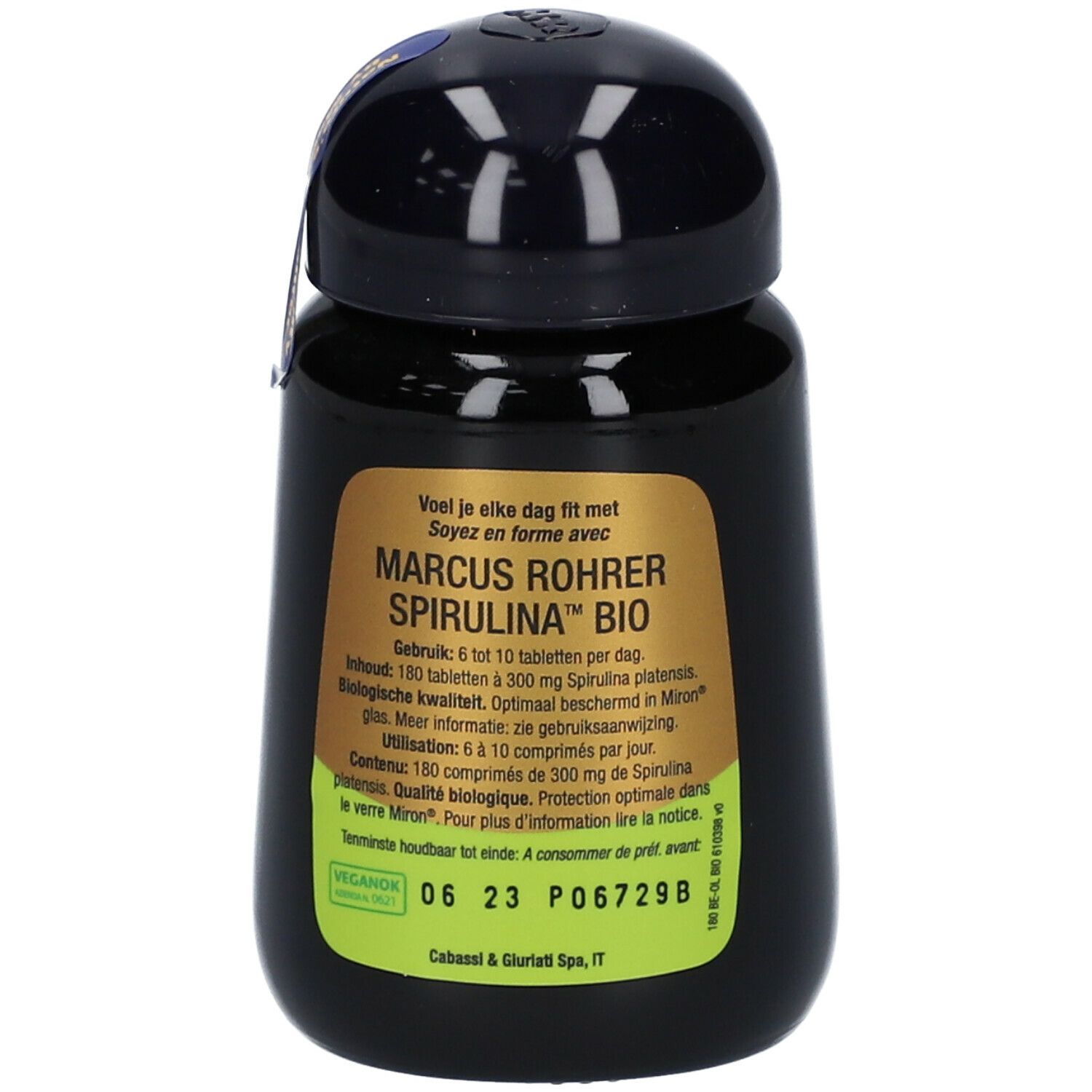 Schwarze Flasche mit Etikett. Aufschrift: Marcus Rohrer Spirulina Bio. Text in mehreren Sprachen.