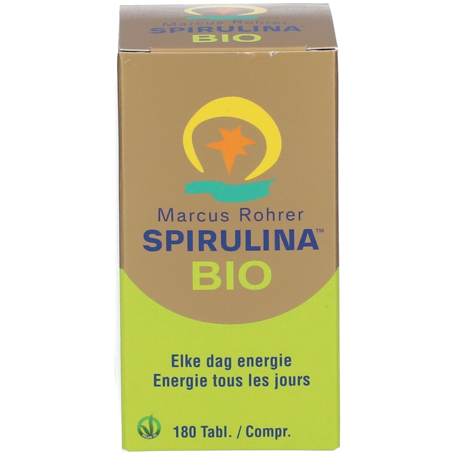 Produktverpackung. Aufschrift: Marcus Rohrer Spirulina Bio. Goldfarbener Hintergrund, grünes Logo.