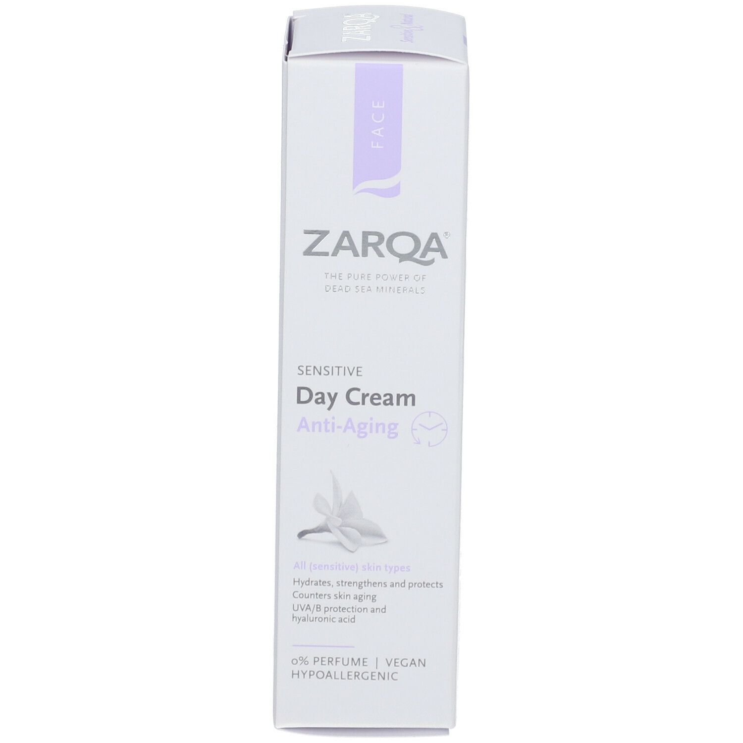 Emballage de la crème de jour anti-âge ZARQA®. Blanc avec accents violets. Texte: Sensitive, Day Cream Anti-Aging. Vegan, hypoallergénique.