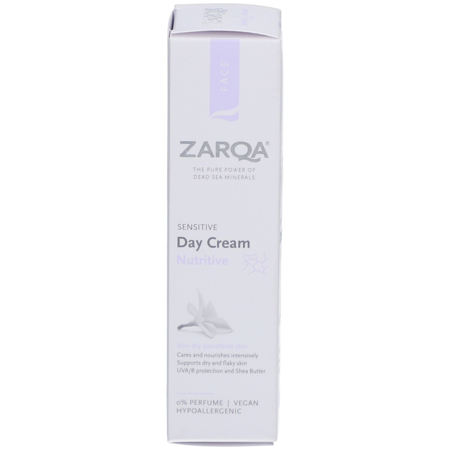 Emballage de la crème de jour ZARQA Sensitive. Blanc avec bande lilas. Nom du produit et logo. Texte sur les ingrédients.