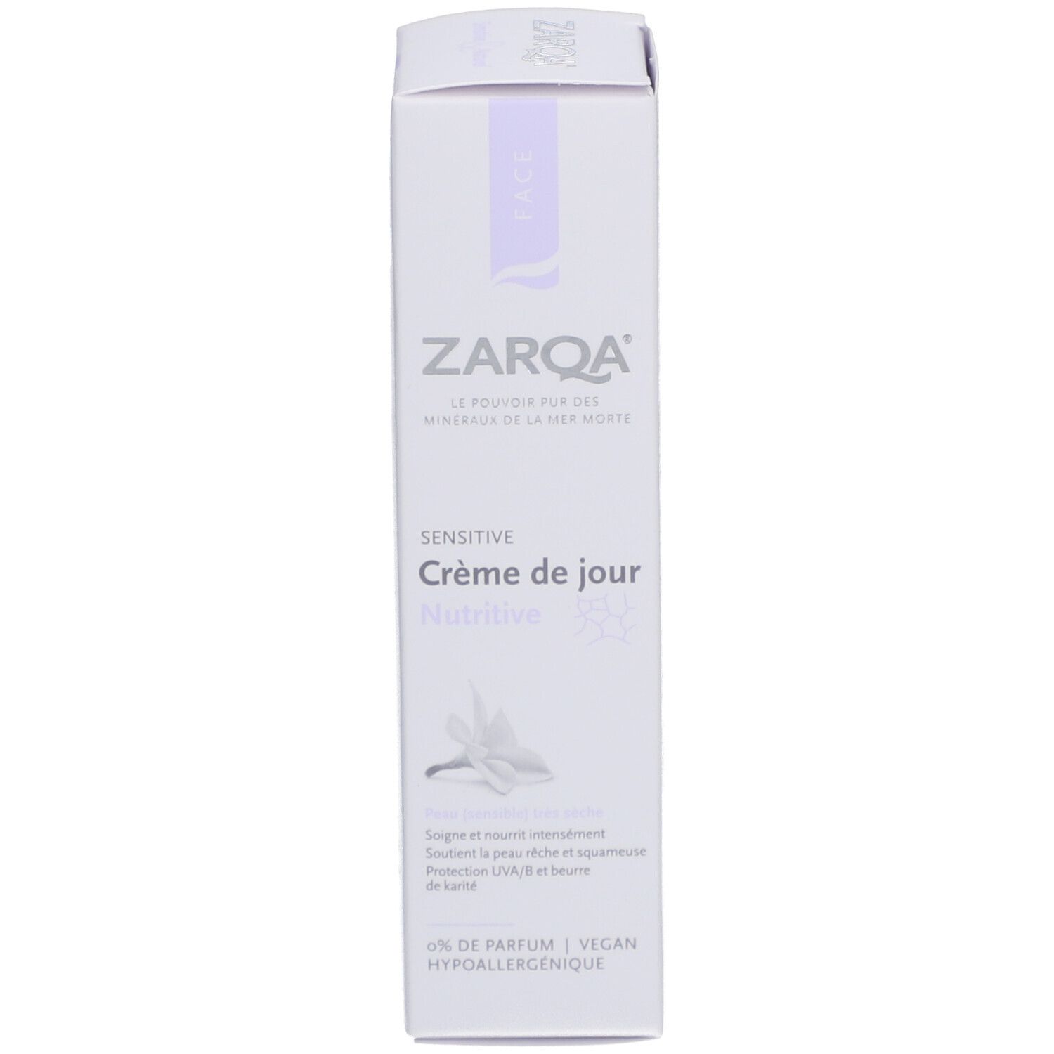Emballage de la crème de jour ZARQA Sensitive. Blanc avec bande lilas. Nom du produit et logo. Texte sur les ingrédients.