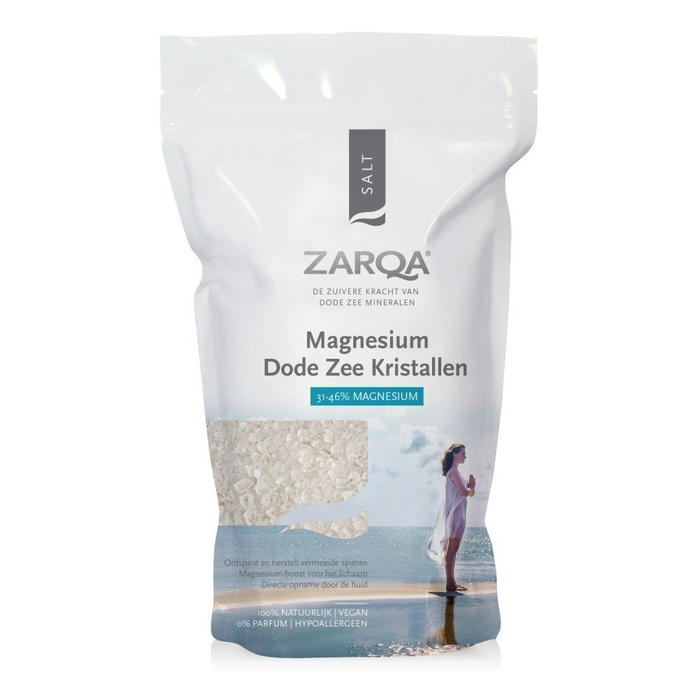 Sachet de cristaux de la mer Morte au magnésium ZARQA. Texte : 31-46% magnésium, vegan, sans parfum. Femme au bord de la mer.