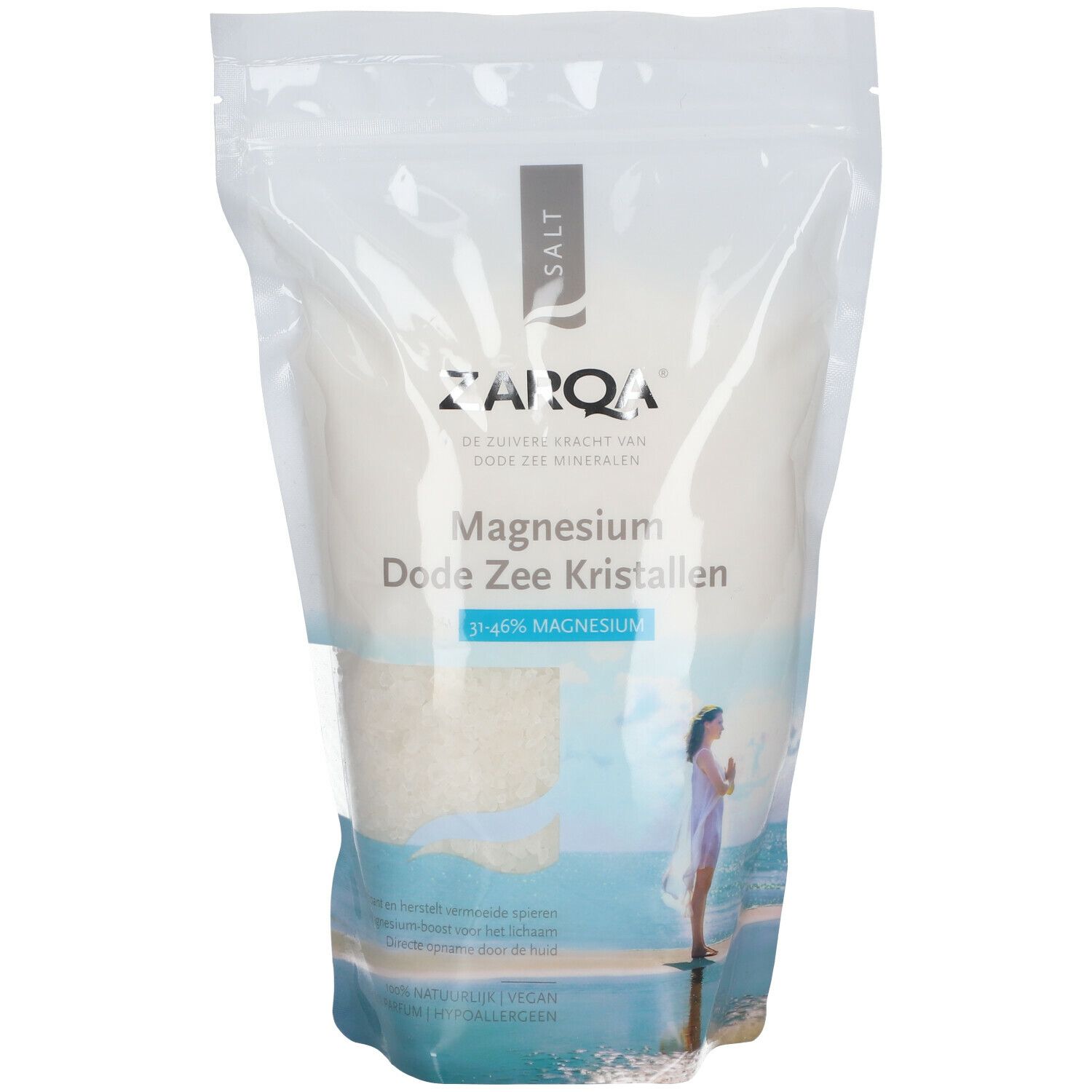 Sachet de cristaux de la mer Morte au magnésium ZARQA. Texte : 31-46% magnésium, vegan, sans parfum. Femme au bord de la mer.