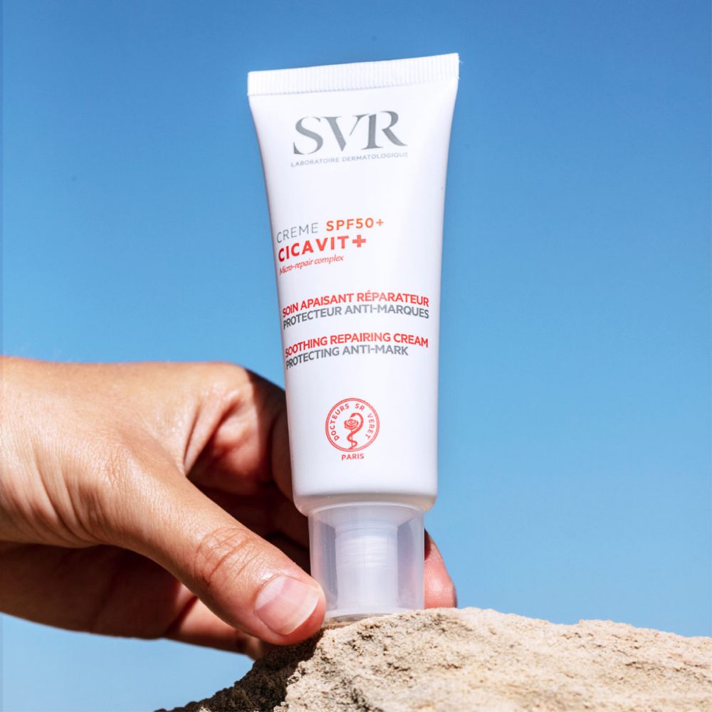 Tube blanc SVR Cicavit+ Crème SPF50+. Texte rouge. Inscription: Micro-repair complex.