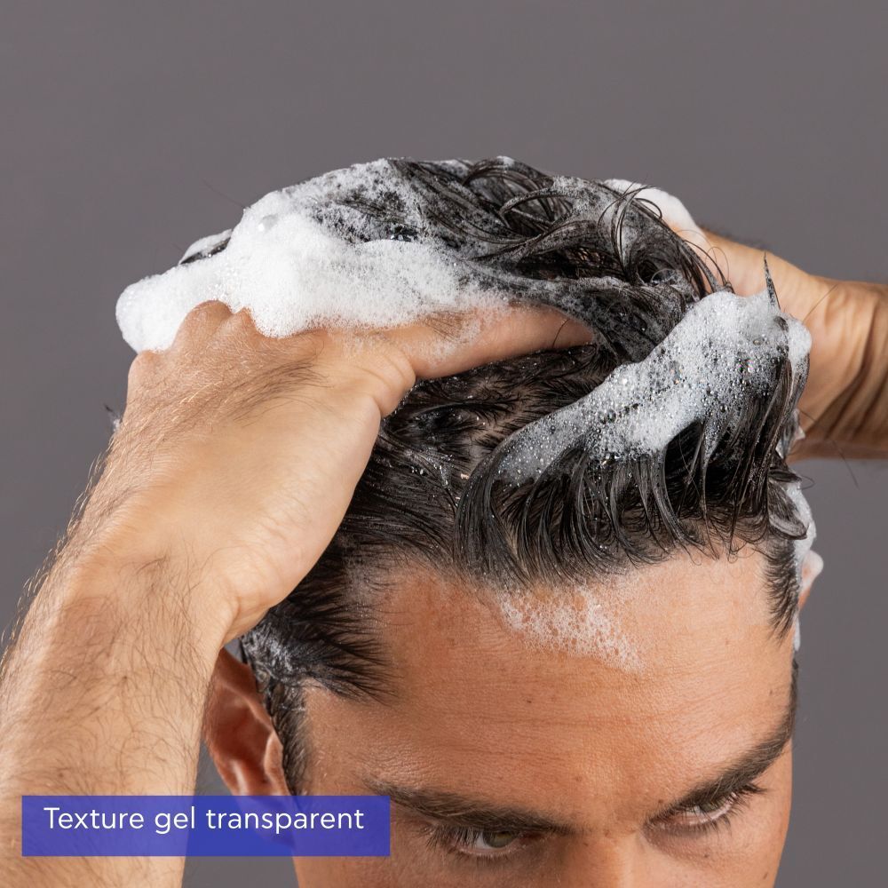Homme se lave les cheveux. Mousse. Texte: Texture gel transparente.
