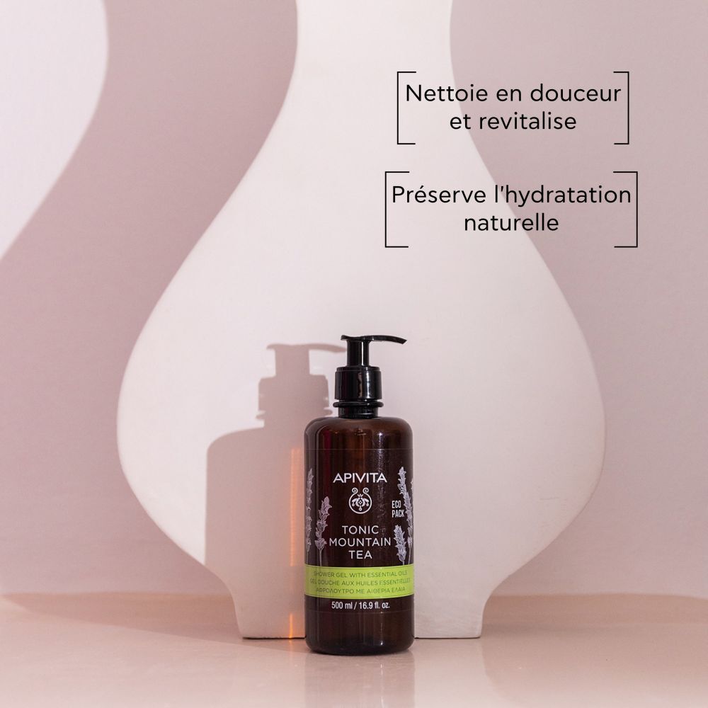 Flacon marron avec pompe noire. Inscription : APIVITA, TONIC MOUNTAIN TEA, gel douche. Étiquette verte et blanche.