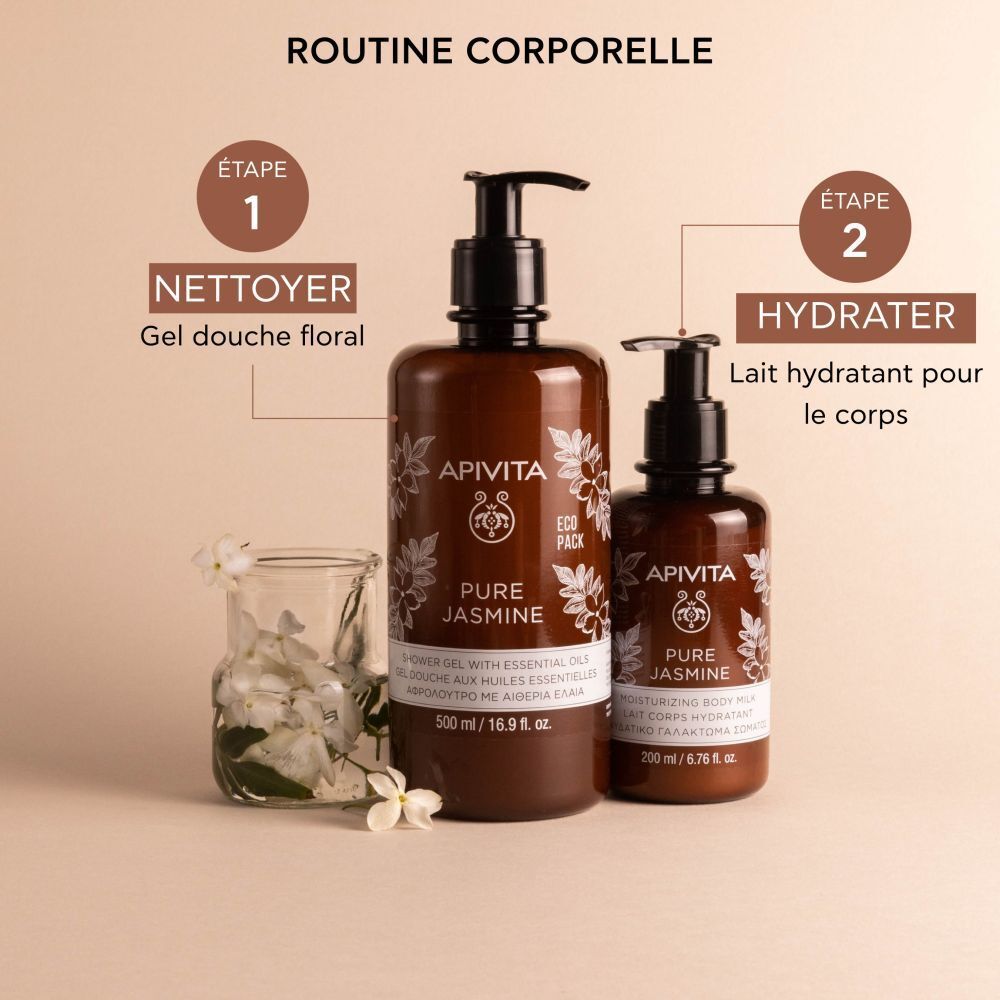 Dos du flacon marron avec texte. Pompe noire. Inscription : Apivita Pure Jasmine.