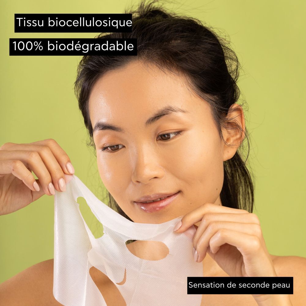 Personne tenant un masque. Texte : Tissu biocellulosique, 100% biodégradable. Sensation seconde peau.