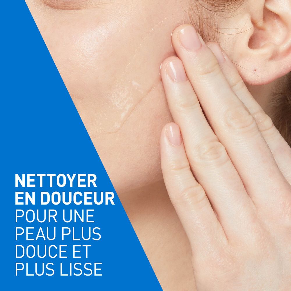 Gros plan d'une main appliquant le gel nettoyant CeraVe SA sur la peau. Texte.