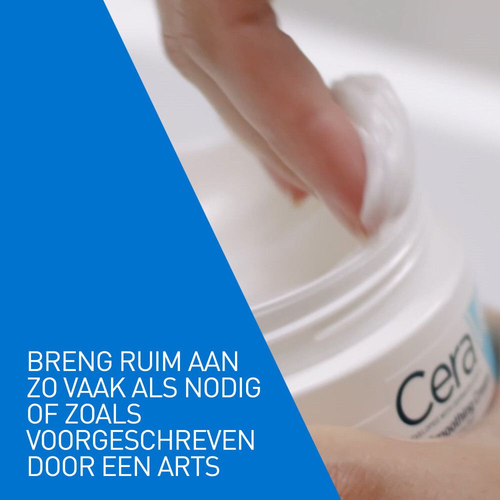 Hand neemt crème uit een CeraVe pot. Tekst: Breng ruim aan.