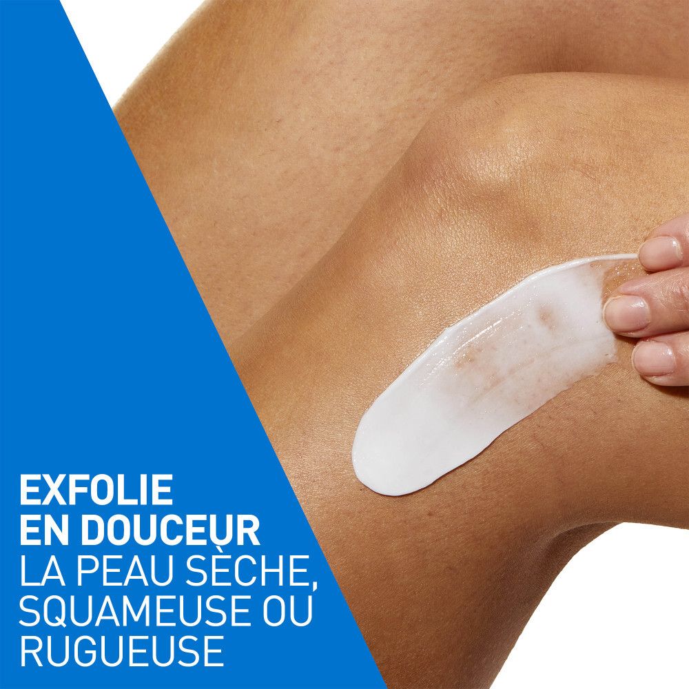 Crème appliquée sur une jambe. Texte: Exfolie en douceur la peau sèche, squameuse ou rugueuse.