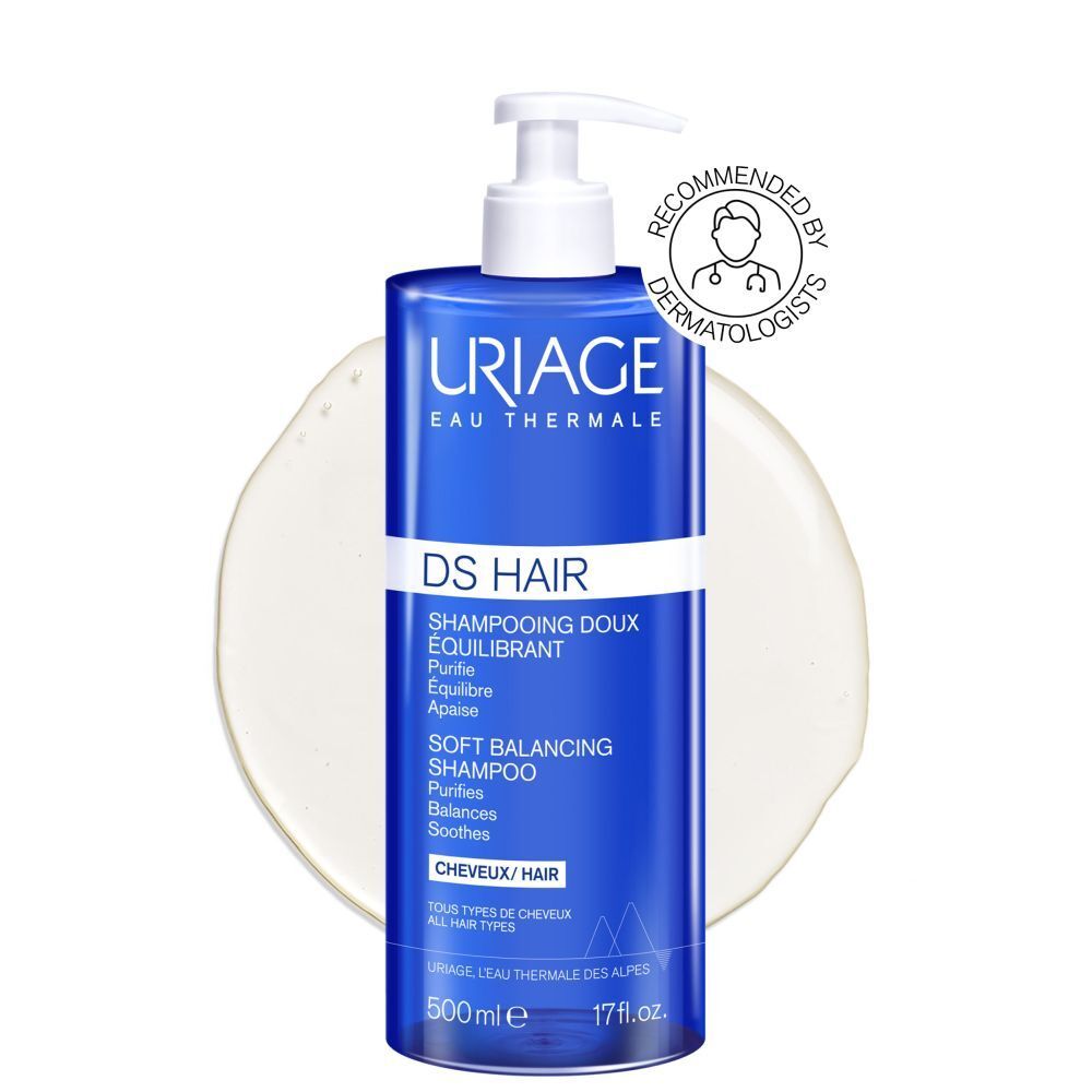 Achterkant blauwe fles met witte pomp. Meertalige tekst. URIAGE, DS HAIR, Soft Balancing Shampoo.
