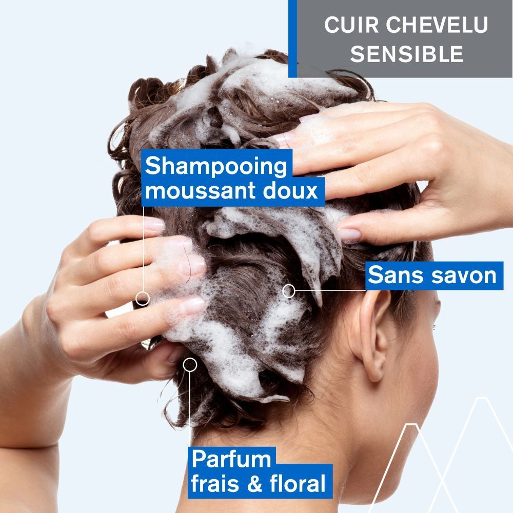 Dos du flacon bleu avec pompe blanche. Texte multilingue. URIAGE, DS HAIR, Soft Balancing Shampoo.