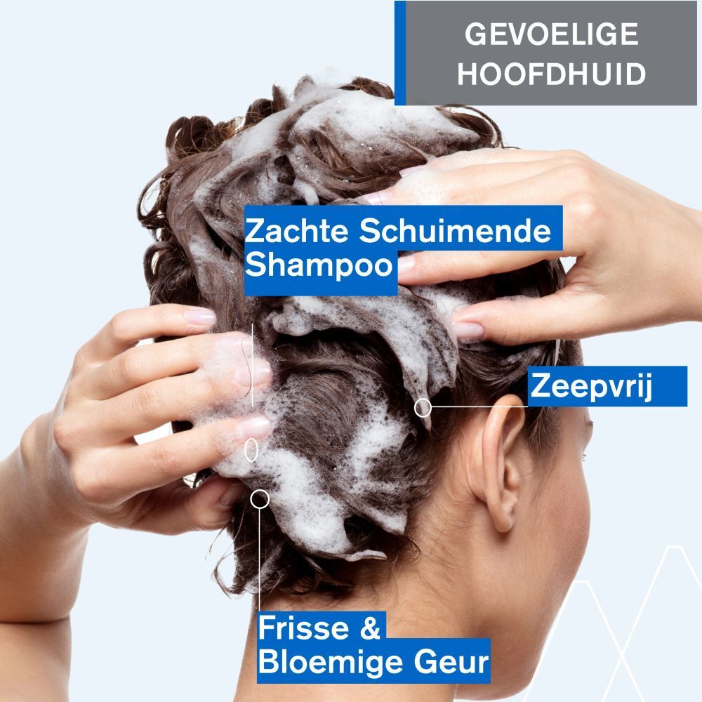 Achterkant blauwe fles met witte pomp. Meertalige tekst. URIAGE, DS HAIR, Soft Balancing Shampoo.