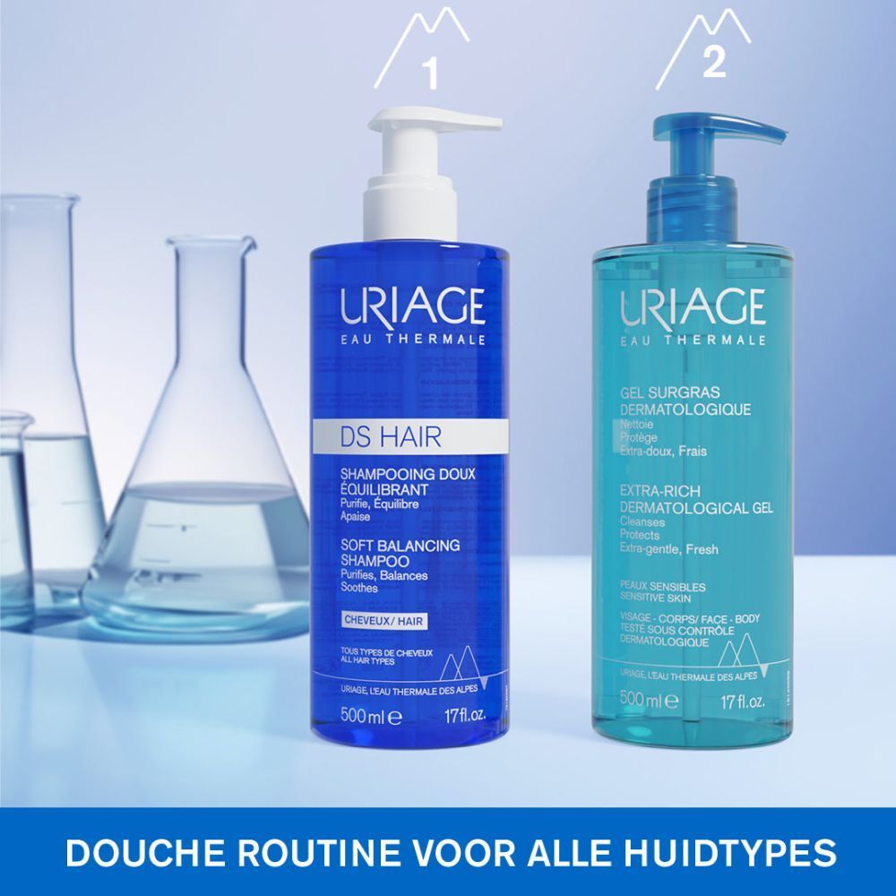 Achterkant blauwe fles met witte pomp. Meertalige tekst. URIAGE, DS HAIR, Soft Balancing Shampoo.