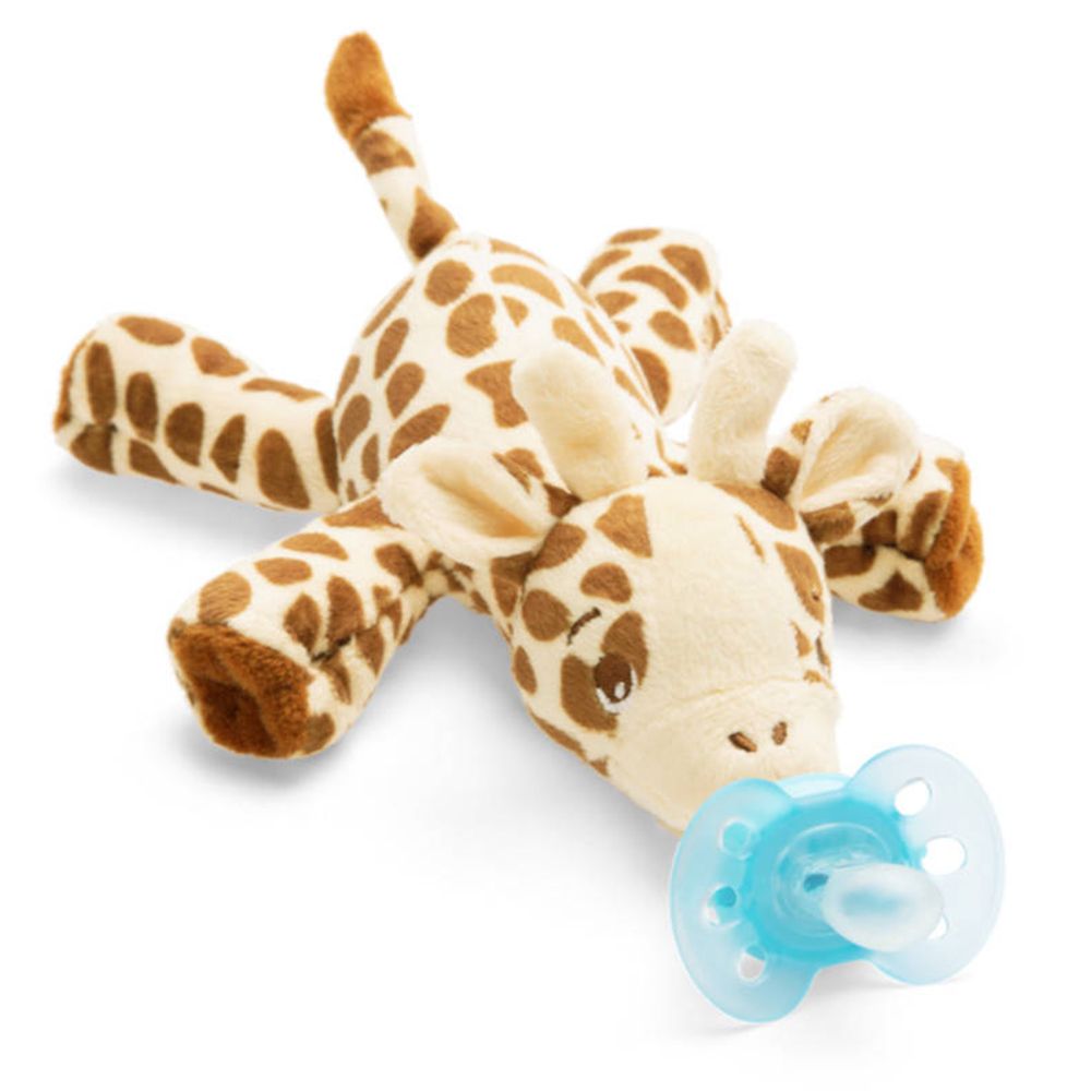 Giraffe en peluche avec sucette bleue. Taches beiges et marron. Matière douce.
