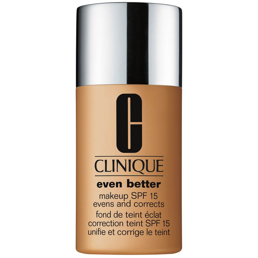 Drei Arme mit aufgetragenen Make-up-Farbmustern, Clinique-Flasche in der Mitte gehalten.