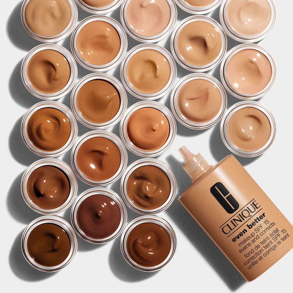 Vorher-Nachher-Vergleich einer Frau, die Clinique Even Better Make-up trägt.