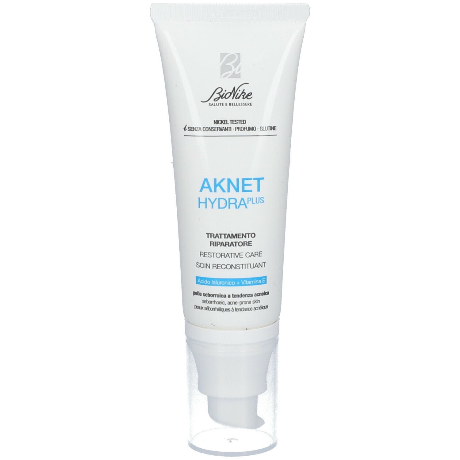 Weiße Tube mit blauem Aufdruck. Enthält „AKNET HYDRA plus“. Marke: BioNike. Mit Spender. Text: „Trattamento Riparatore“.
