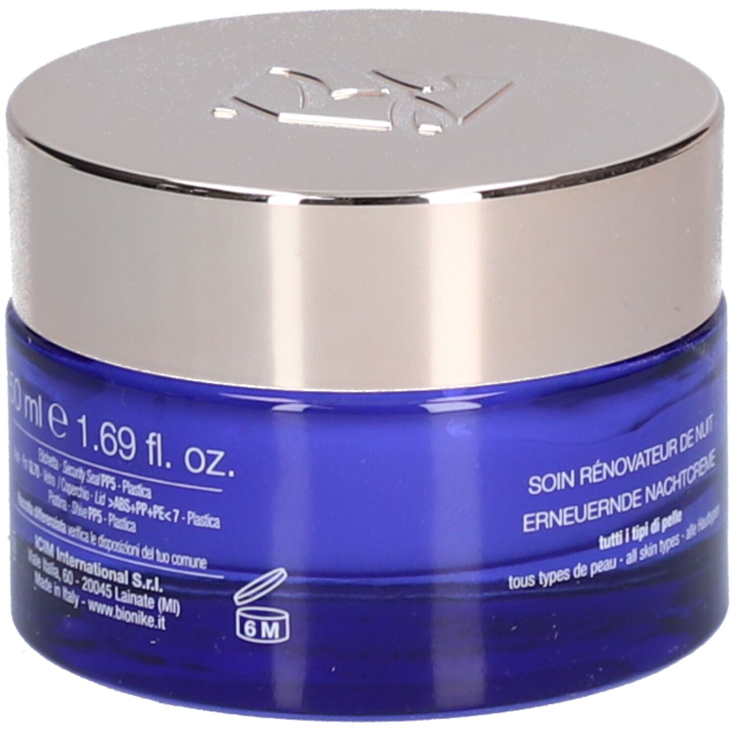 Blauwe crèmepot met zilveren deksel. Opschrift: Soin Rénovateur de Nuit, Erneuernde Nachtcreme. 50 ml, 1.69 fl. oz. 6M-symbool.
