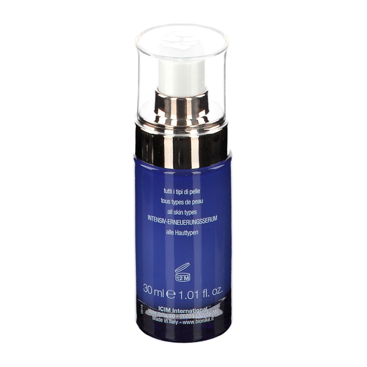 Blauwe serumfles met zilveren pomp. Opschrift: 30 ml, 1.01 fl. oz. Meertalige tekst.