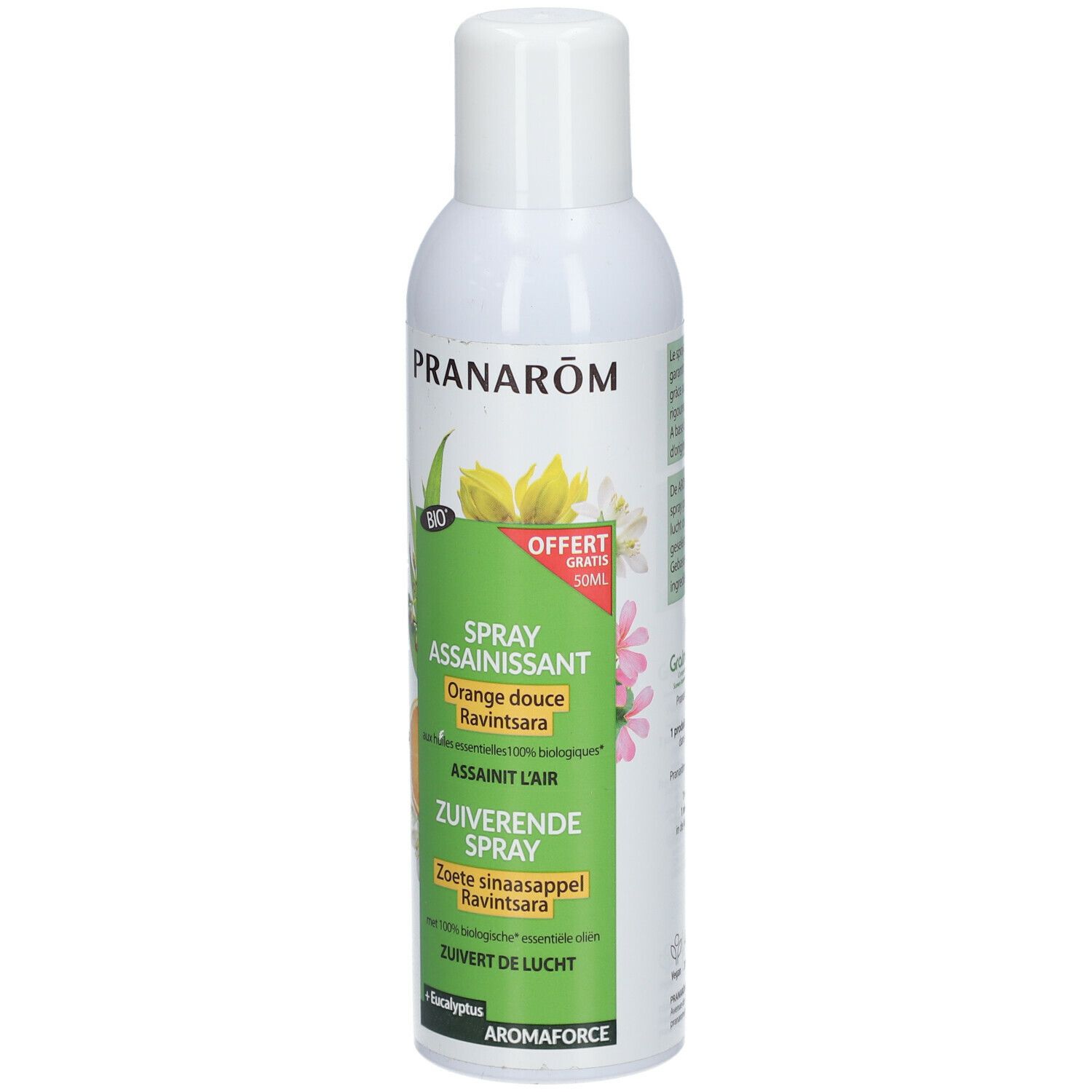 Flacon spray blanc avec étiquettes vertes. Texte : Pranarôm, Spray assainissant, Orange douce, Ravintsara, certification bio.