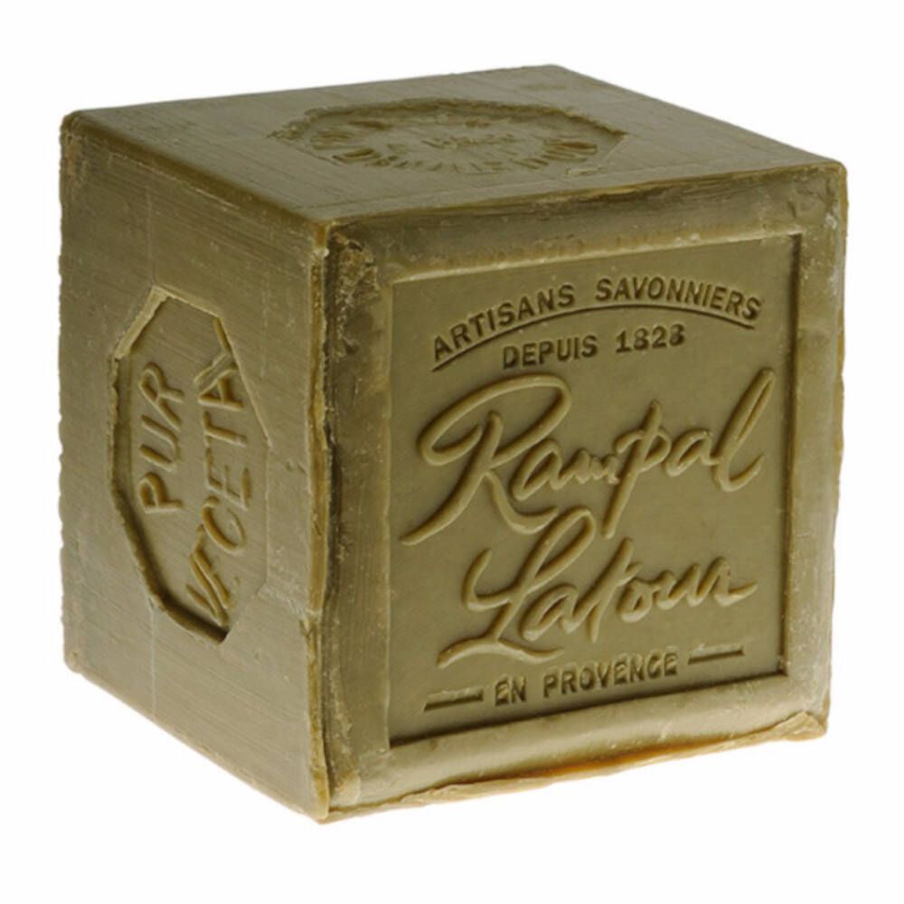 Savon d'olive cubique. Inscriptions: Rampal Latour, Pur Végétal, Artisans Savonniers. Couleur verdâtre.