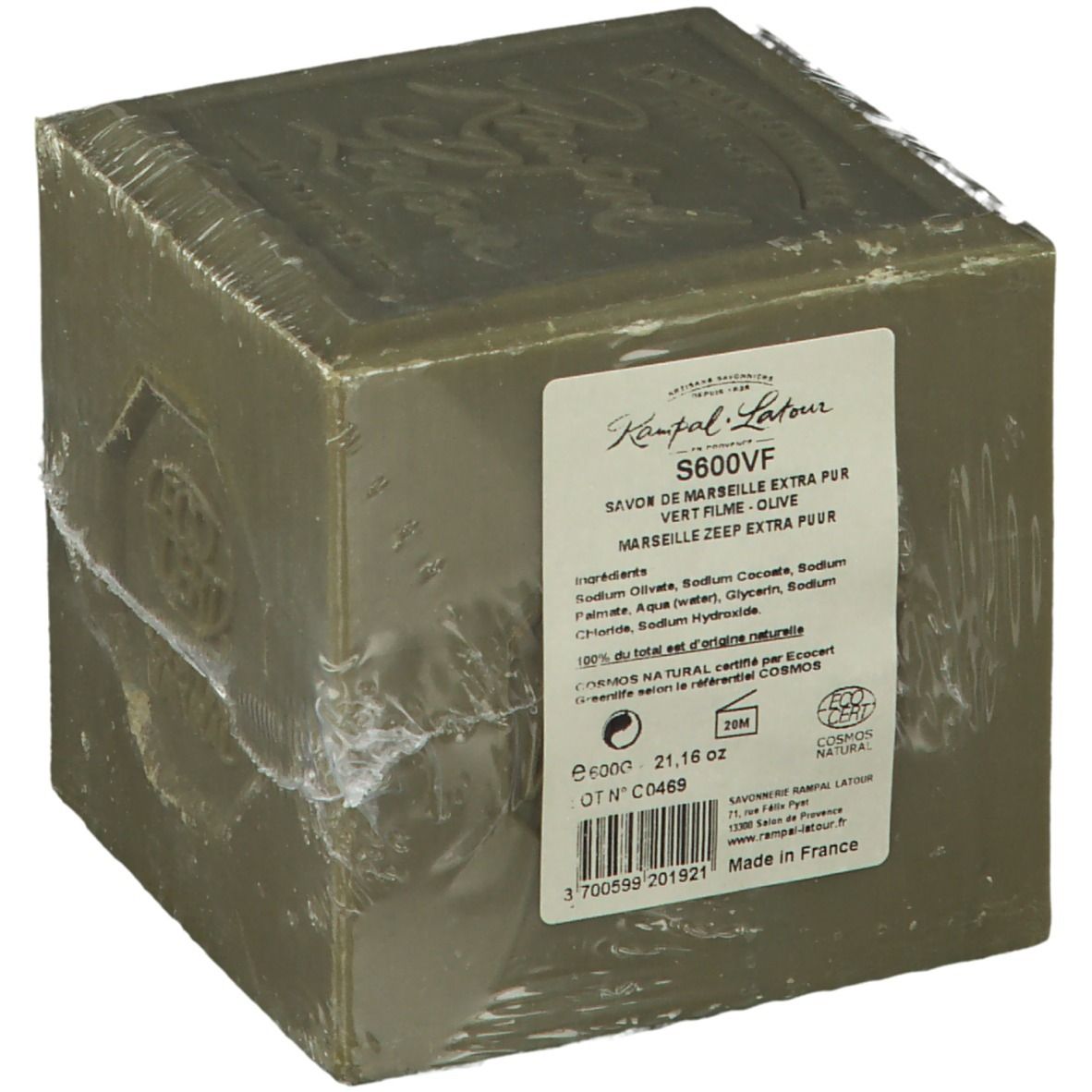 Savon d'olive emballé dans du film plastique. Inscriptions: Rampal Latour, S600VF, Savon de Marseille. Ingrédients et label Eco Cert.