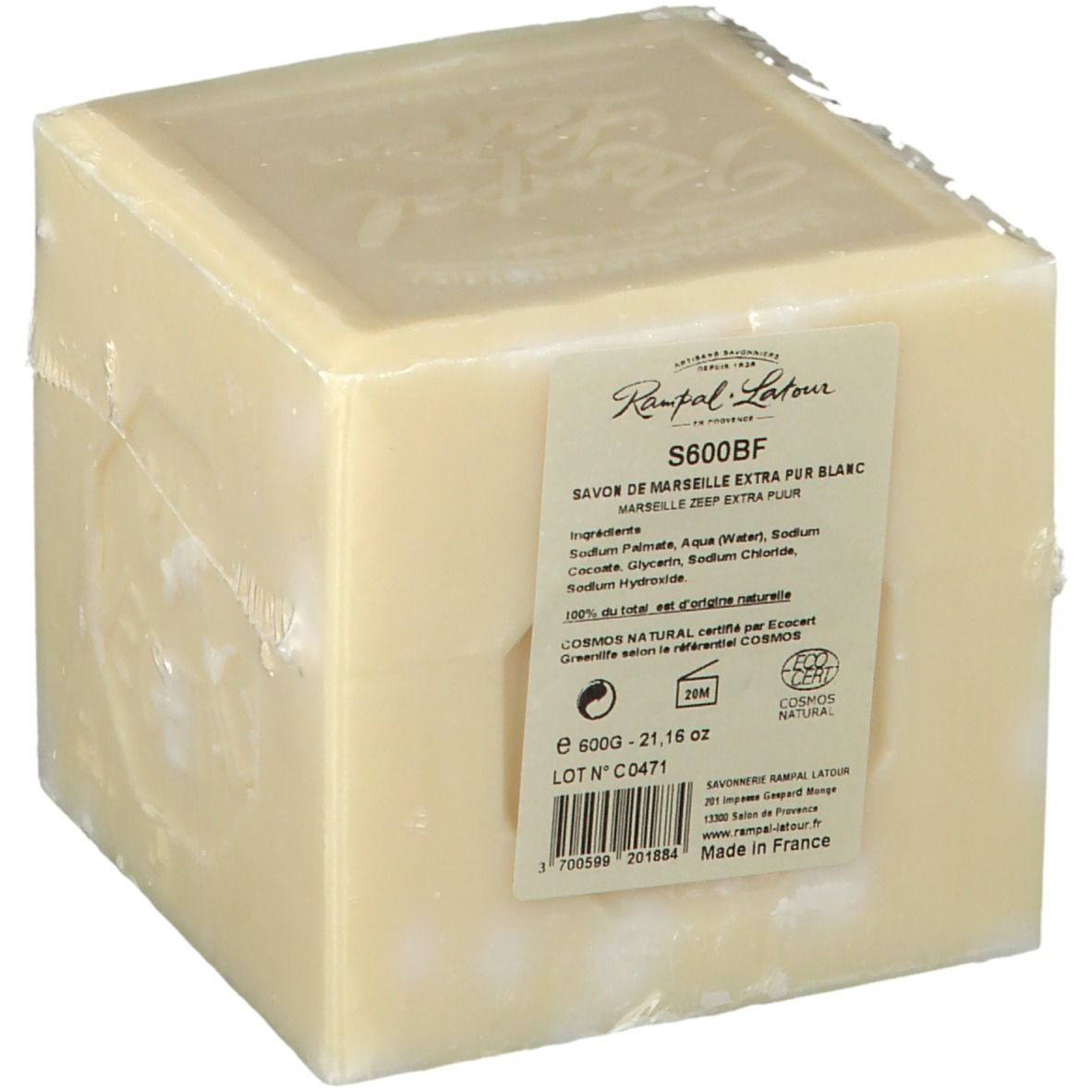 Vierkant zeepblok, lichtgeel, verpakt. Etiket met productinfo, ingrediënten en certificering.