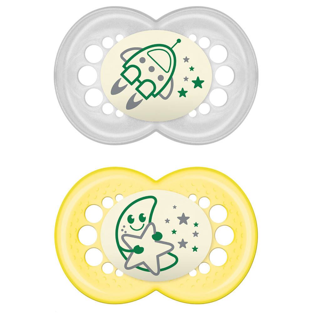 Deux sucettes avec motifs colorés : fusée et étoiles, lune et étoiles. Silicone, 16+ mois.