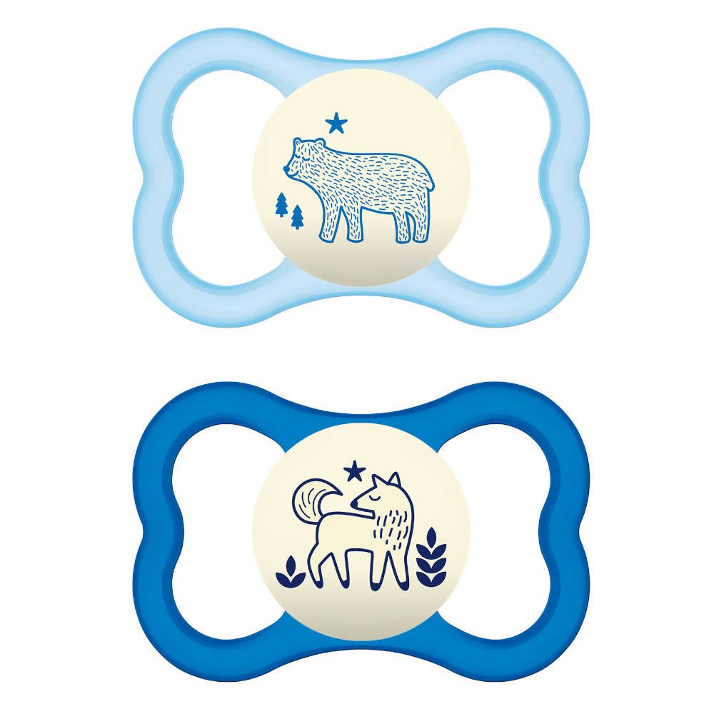 Deux sucettes avec motifs animaux. Bleu clair et foncé, ours et loup. Logo MAM sur les tétines.