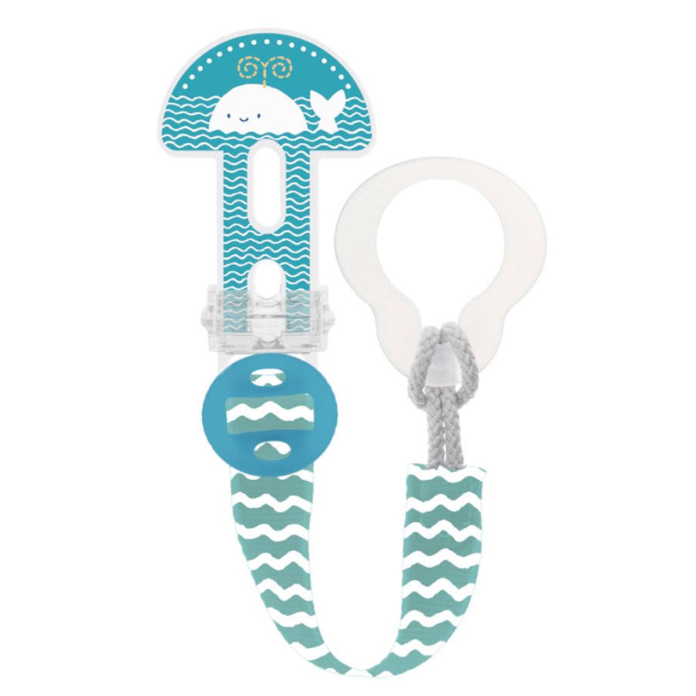 Attache-tétine avec motif baleine bleu. Clip, ruban à chevrons, anneau et cordon. Plastique.