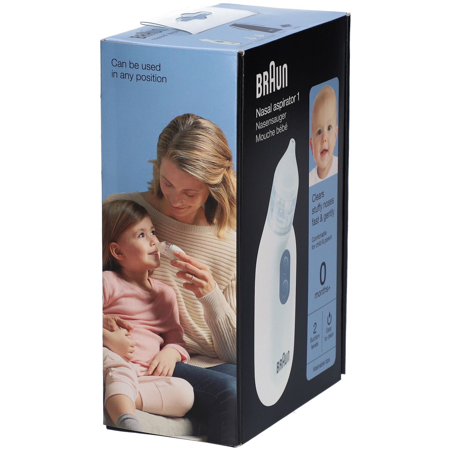 Verpakking Braun Nasensauger. Moeder en kind gebruiken het apparaat. Product op de doos. Tekst: 0 maanden+, 2 zuigniveaus, gemakkelijk schoon te maken.