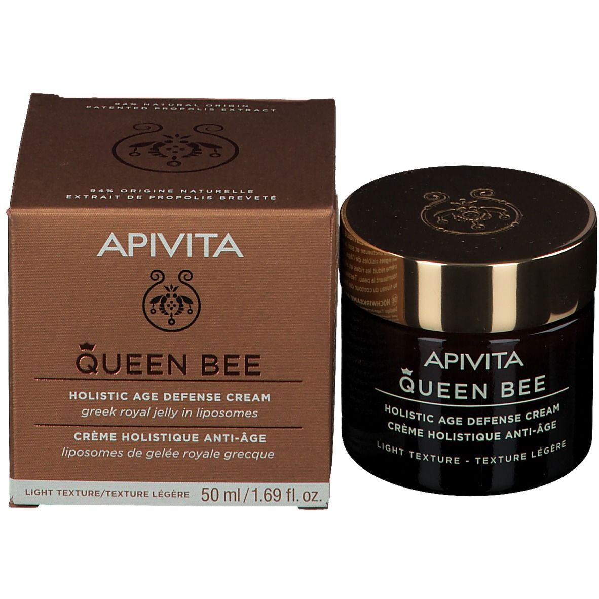 Donkere glazen pot en kartonnen doos. Opschrift: APIVITA Queen Bee, Holistic Age Defense Cream, 50 ml. Tekst in Engels en Frans.