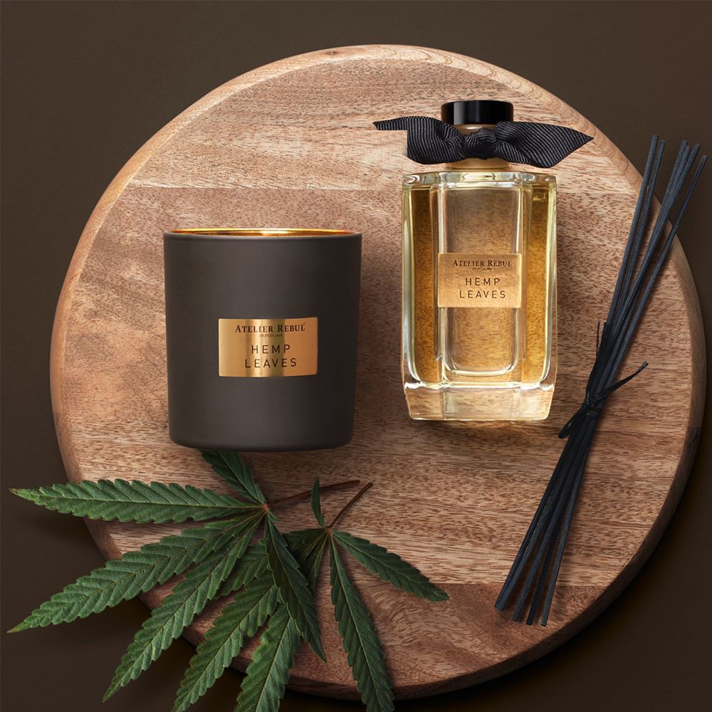 ATELIER REBUL® Reed Diffusor und Kerze. Schwarze Kerze und Diffusor mit schwarzen Stäbchen. Hanfblatt.