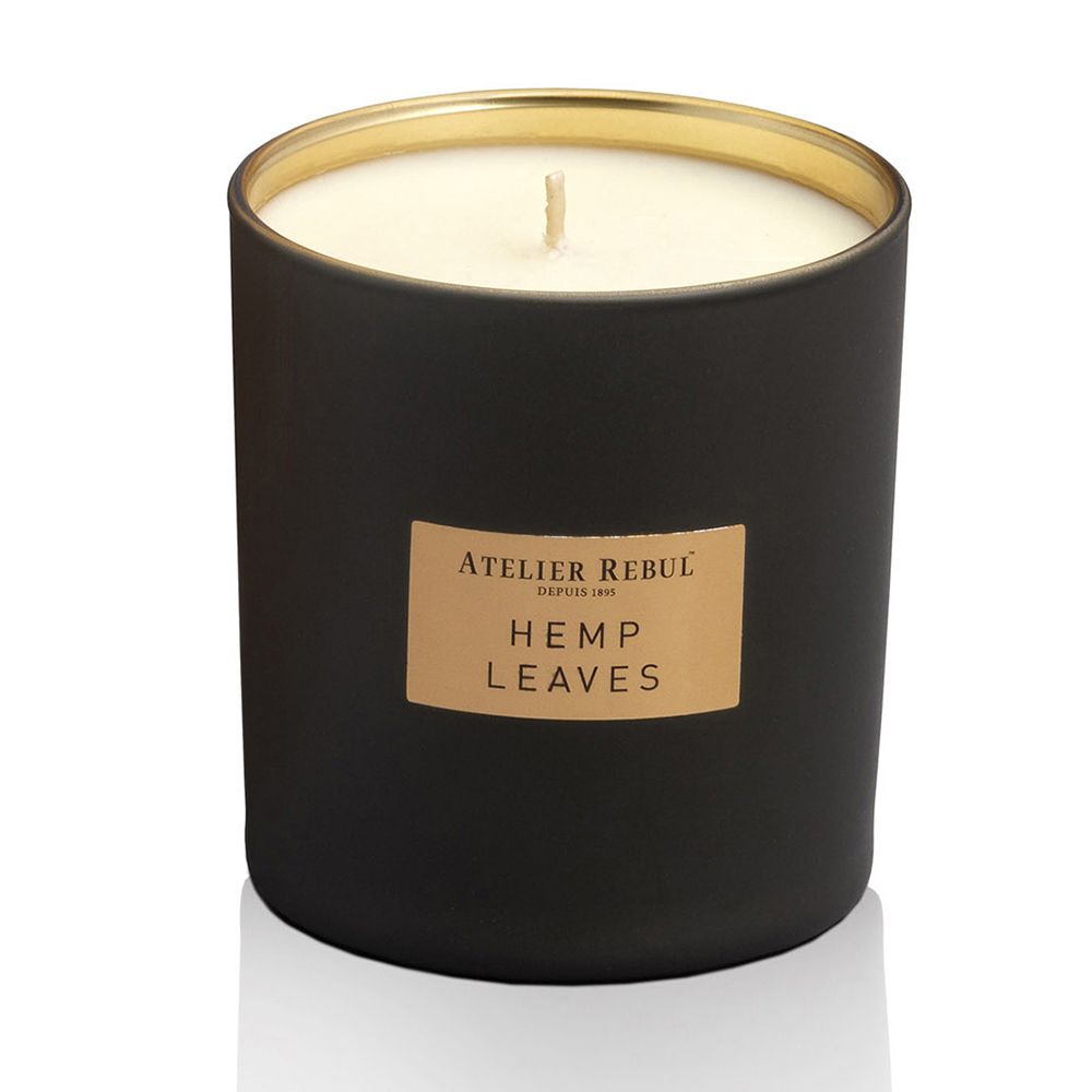 Zwarte kaars met gouden rand en etiket. Opschrift: Hemp Leaves Scented Candle.