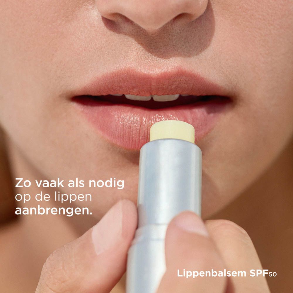 Lippen mit Lippenbalsam-Stift. Der Stift wird aufgetragen. Text: So oft wie nötig auf die Lippen auftragen. Lippenbalsam SPF50.