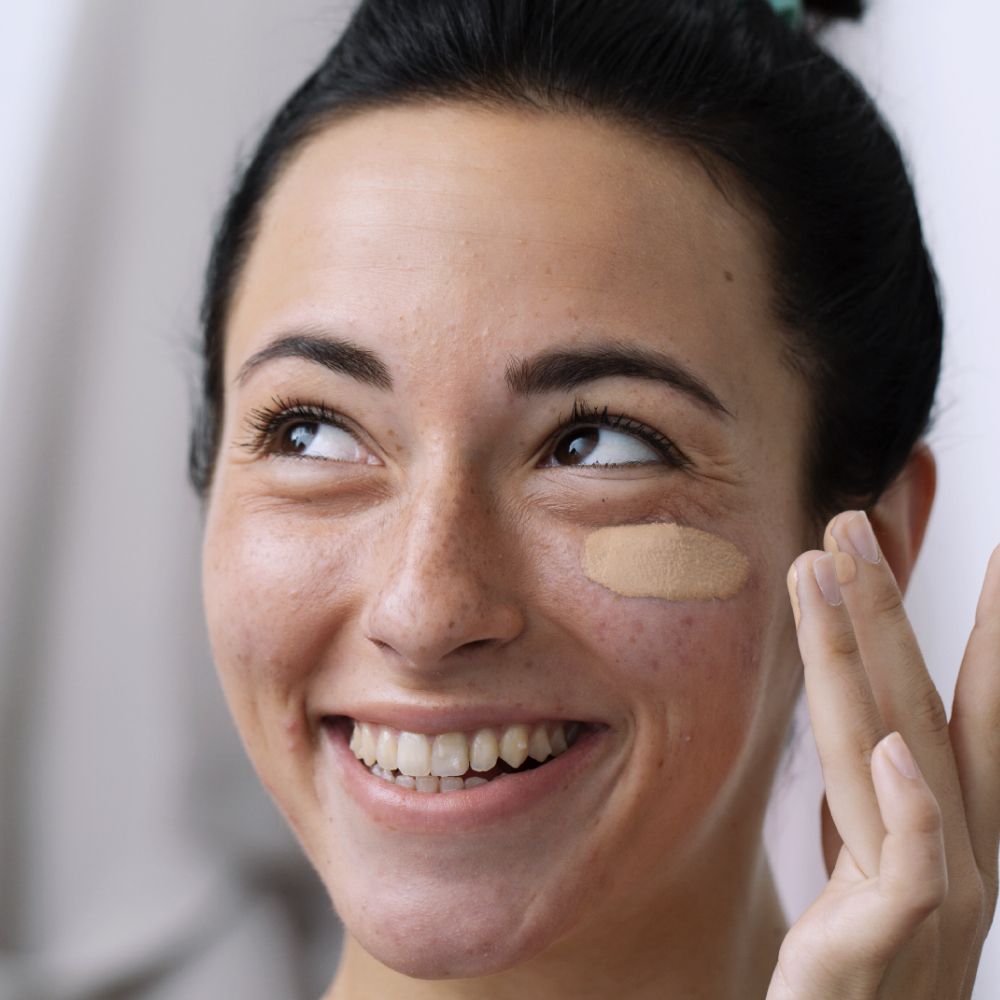 Femme avec test de maquillage sur la peau. Peau claire avec deux teintes.