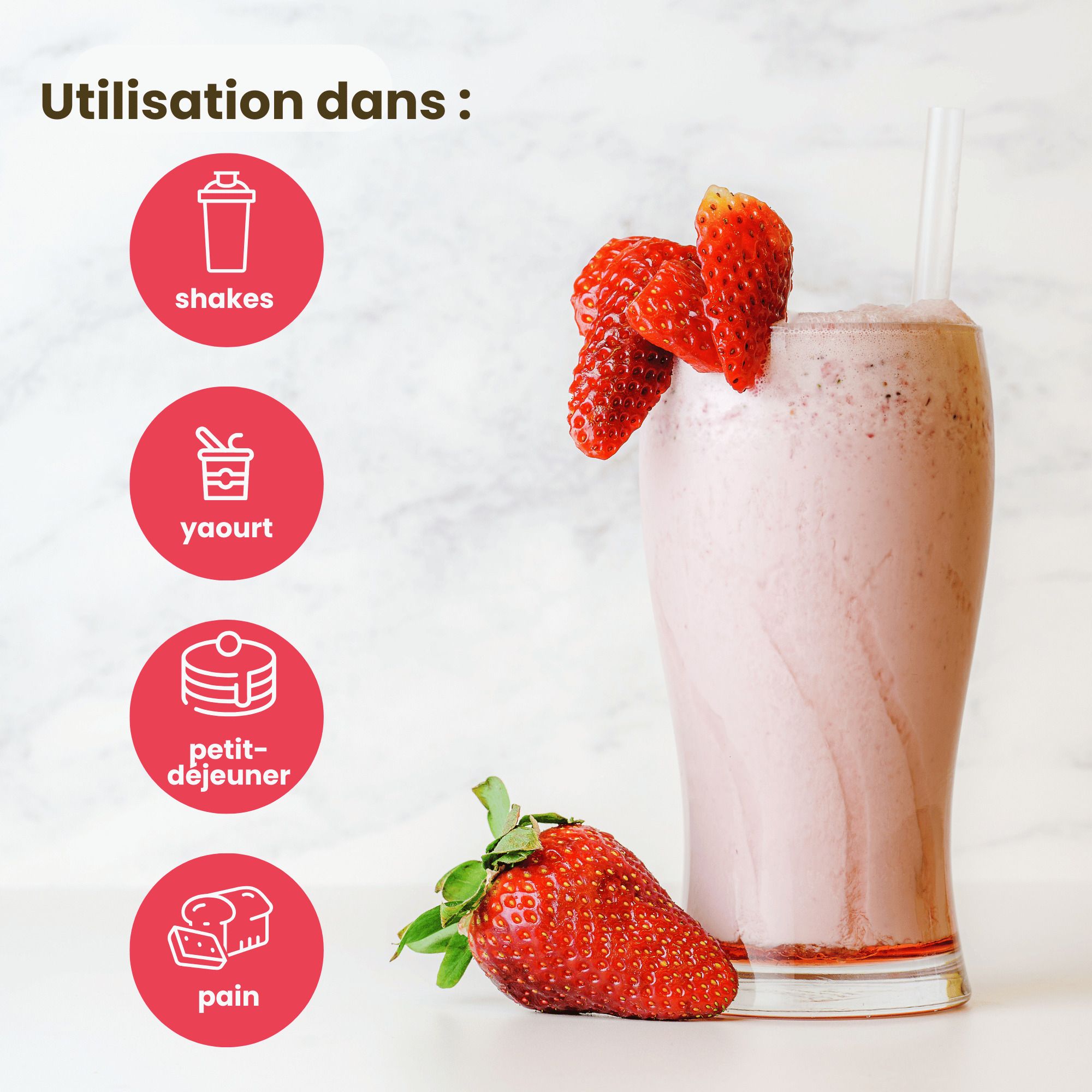 Ein Glas Erdbeer-Proteinshake mit frischen Erdbeeren und Himbeeren, serviert mit einem Strohhalm.
