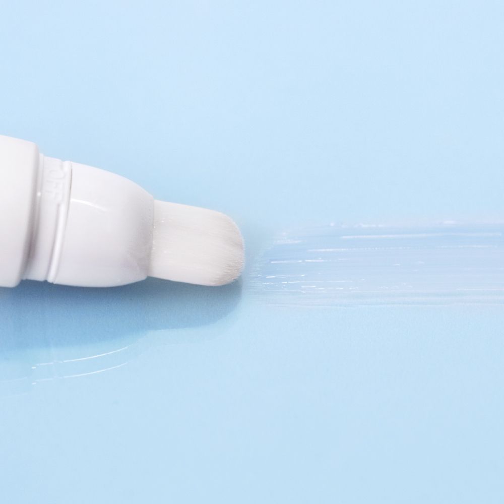 Product op blauwe achtergrond. Applicator met productspoor.